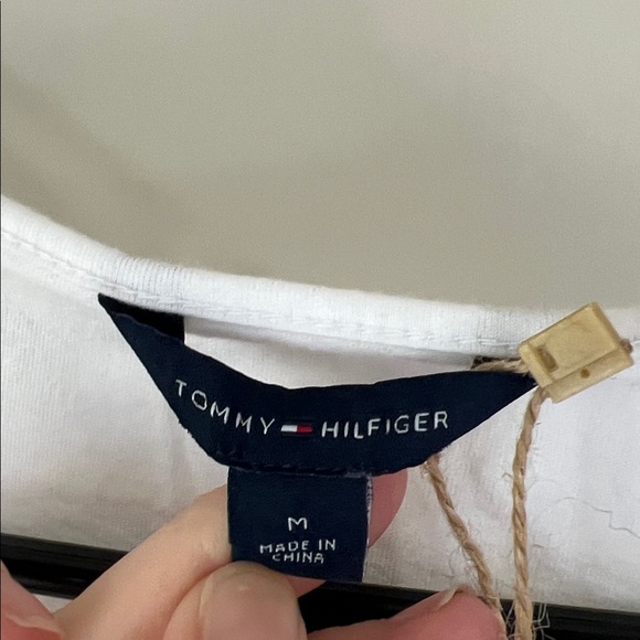 Tommy Hilfiger Medium white tee shirt sheer embroidery sleeve shoulders - Picture 2 of 6